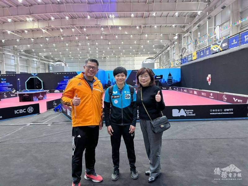 駐阿根廷大使謝妙宏（圖右1）與阿根廷臺灣僑民聯合會理事長洪瑞堂（圖左1）到WTT布宜諾斯艾利斯挑戰賽體育館，為臺灣桌球好手鄭怡靜（圖中）挑戰四強賽加油