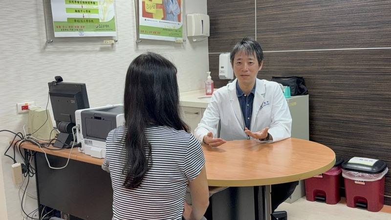 衛福部台中醫院身心精神科主任章秉純建議，罷免與選舉還是有本質上不同，罷免投票容易有負向情緒，反應比較激烈；前2週因焦慮情緒就醫的人數有增加趨勢，事件已落幕，建議避免再接觸煽動情緒的訊息。