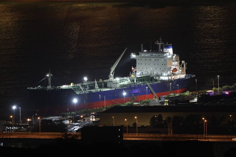 台灣對美國採購的第2批42輛M1A2T戰車運抵台北港後，循2024年模式板運至新竹裝訓部。圖為裝載M1A2T的卡車28日凌晨沿港區道路駛離港口。