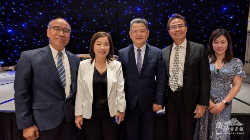 MHG獎學金創辦人羅麗惠（左二）、獎學金委員劉明岳（左一）、周信忠（右二）與駐洛杉磯辦事處處長紀欽耀（中）、橙縣文教中心主任蕭蓓如合影