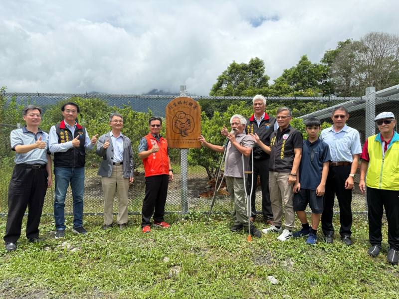 原民會谷縱·喀勒芳安 Qucung Qalavangan副主委(左4)出席紅葉福利雞蛋生產合作社共有雞舍落成典禮