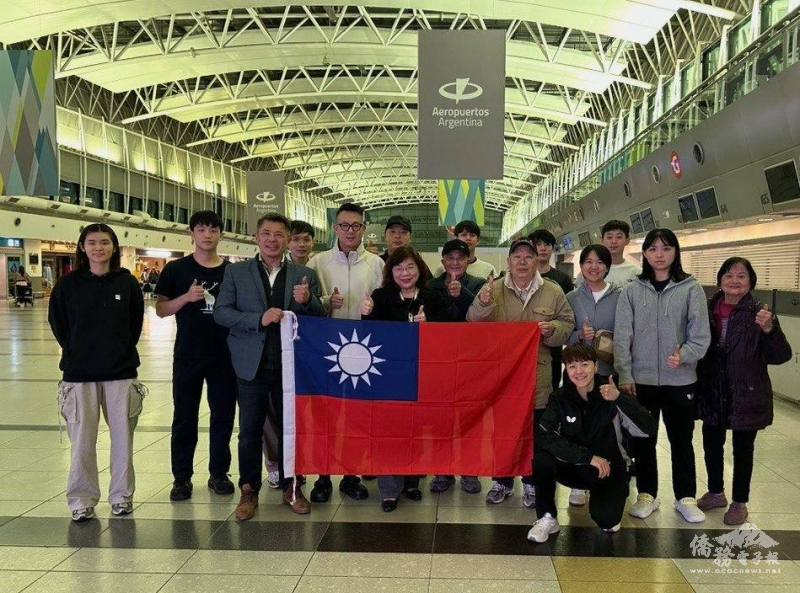 謝妙宏與阿根廷僑界7月20日前往阿根廷首都布宜諾斯艾利斯國際機場迎接臺灣桌球代表隊與教練團 (照片駐阿根廷代表處提供)