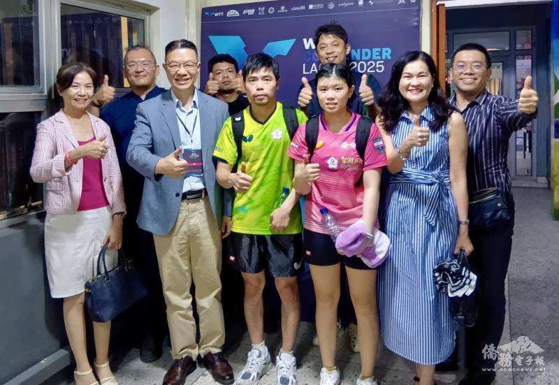 葉伊恬、教練莊智淵（前排右二、三）與駐奈及利亞代表劉翼平夫婦（前排右一及左二）、在地僑胞合影