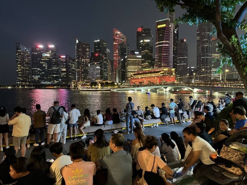 近年來建構東協區域電網等議題受矚。圖為新加坡濱海灣一處夜景，燈火通明的商業大樓林立，點亮夜空。