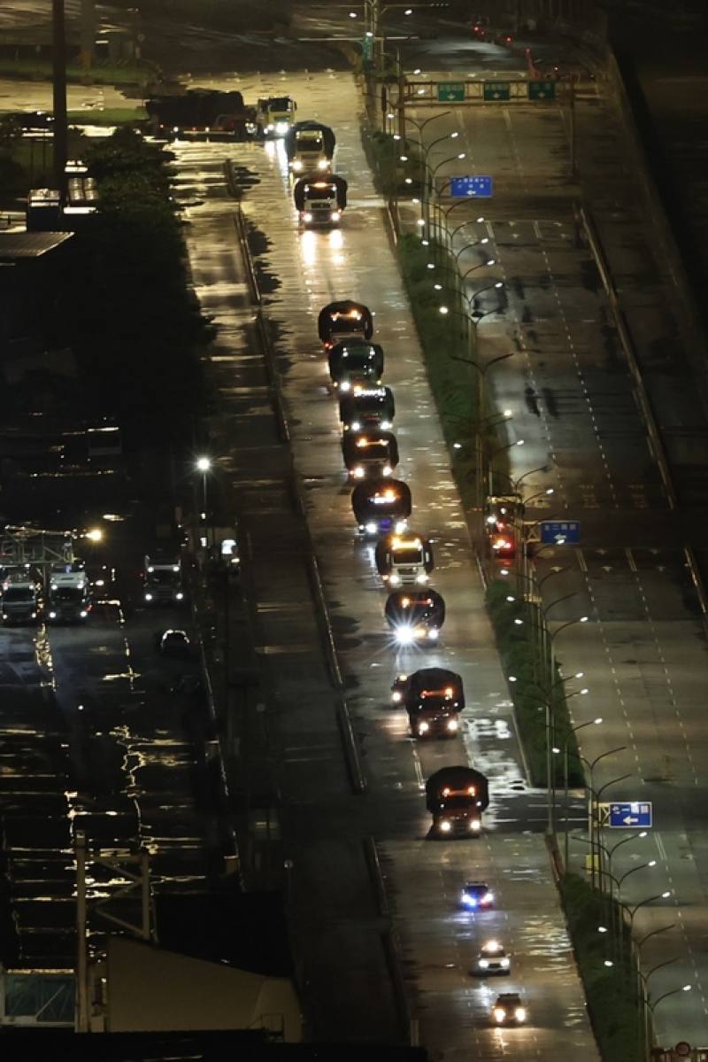 知情人士證實，第2批42輛M1A2T戰車預計26日深夜透過船運抵達北部港口，並循2024年模式板運至新竹裝訓部。圖為裝載M1A2T的卡車28日凌晨自港口發車。