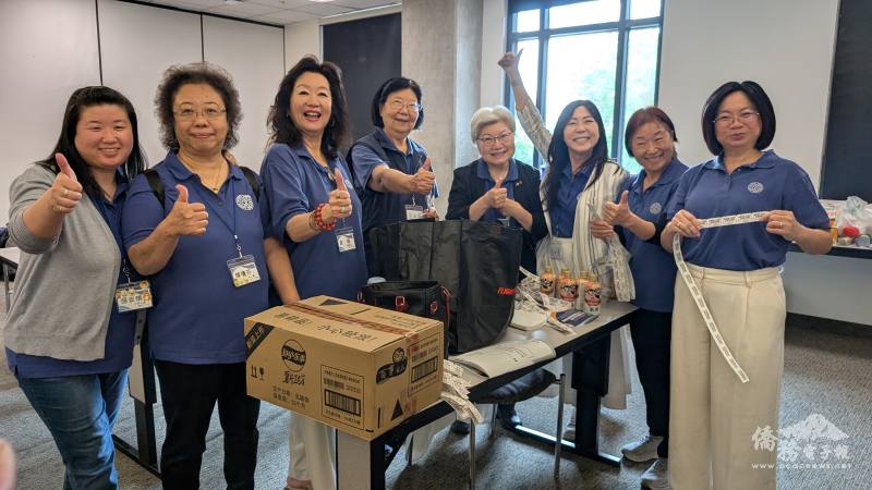 南加州中文學校聯合會夏研會主委黃錦雲（右3）、年會召集人袁璐（左3）與工作人員合影