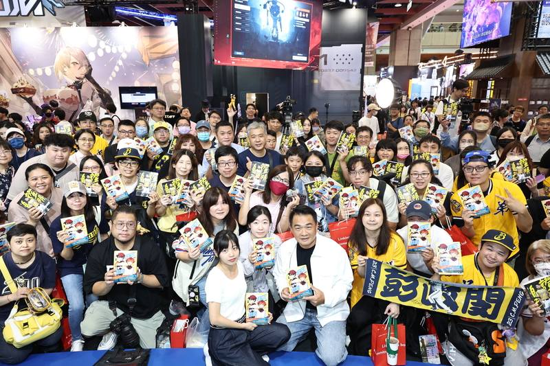 「『一百萬次的揮棒』從傳記到漫畫」對談會28日下午在台北世貿一館舉行，中職中信兄弟二軍總教練彭政閔（前中右，白外套）、漫畫家楊白（前中左，白上衣）等出席，與粉絲合影留念。
