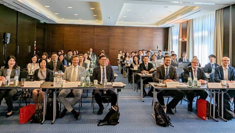 環境部6月24日至26日於德國柏林舉行「環境部綠色成長聯盟德國碳定價研習會」，邀請德國聯邦環境署碳排交易管理局分享歐盟總量管制及排放交易（EU ETS），環境部長彭啓明（前排左4）等於會後合影。