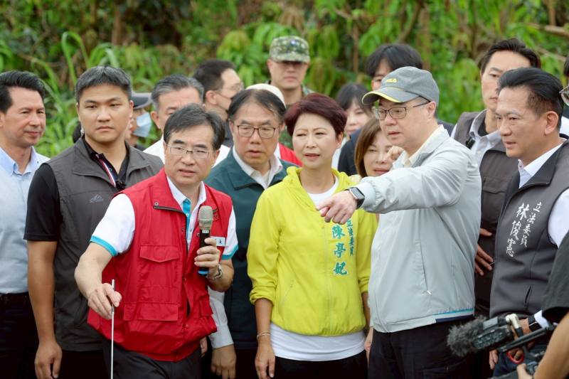 行政院長卓榮泰29日前往臺南市視察白河區甘宅橋及後壁區菁寮排水菁長橋淹水與排水整治