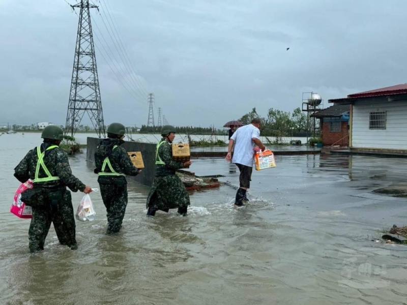 官兵協助後壁區災民撤離。（第四作戰區提供）
