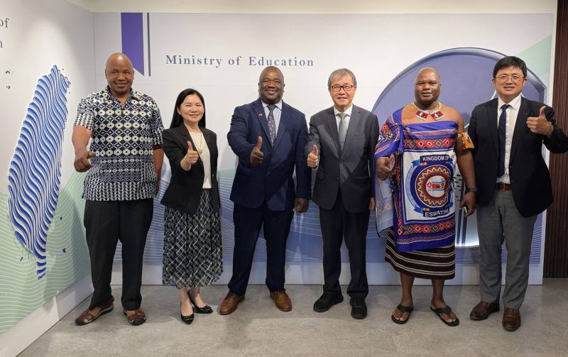 鄭英耀部長與史瓦帝尼王教育暨訓練部長蘇馬洛（左三）公共服務部長馬瑟寇（右2）