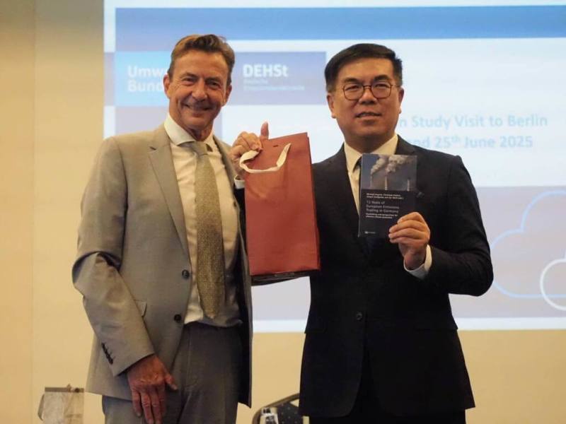 環境部6月24日至26日於德國柏林舉行「環境部綠色成長聯盟德國碳定價研習會」，環境部長彭啓明（右）感謝德國排放交易管理局及其合作夥伴精心籌劃此次課程，與該局前局長Dr. Landgrebe Juergen（左）互相贈禮。（環境部提供）