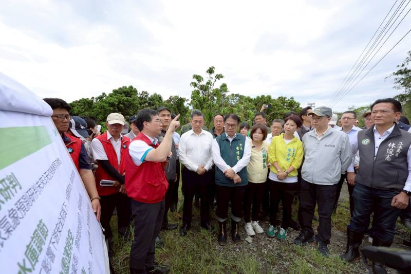 卓院長聽取經濟部水利署林元鵬署長簡報「0728豪雨事件臺南白河區甘宅里淹水說明」