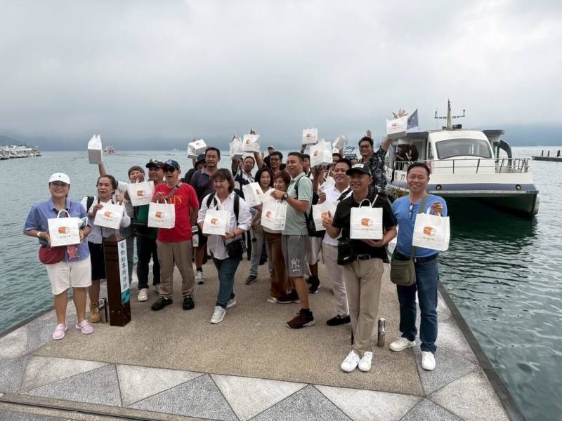 日月潭國家風景區管理處鼓勵遊客搭乘電動船，7月至9月與多家業者異業合作，只要出示船票或手上專屬印章，就享有租自行車、用餐、住宿等多項優惠。（日月潭國家風景區管理處提供）