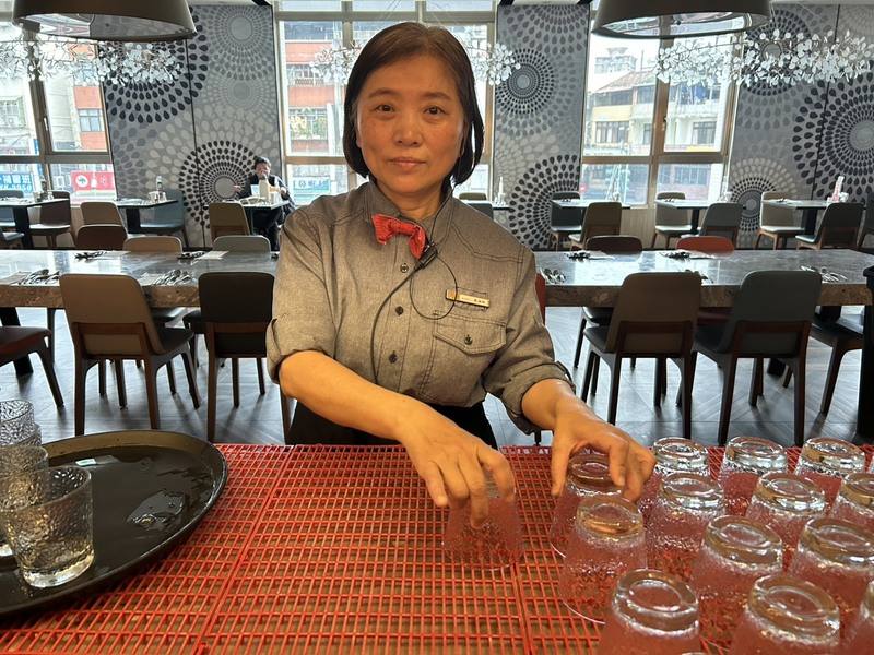 63歲的陳湘玲在王品集團的西堤蘆洲集賢店擔任外場人員，她說「送餐都有推車和托盤，店長會顧慮到我們的膝蓋和腰，叮嚀我不要拿太重」。