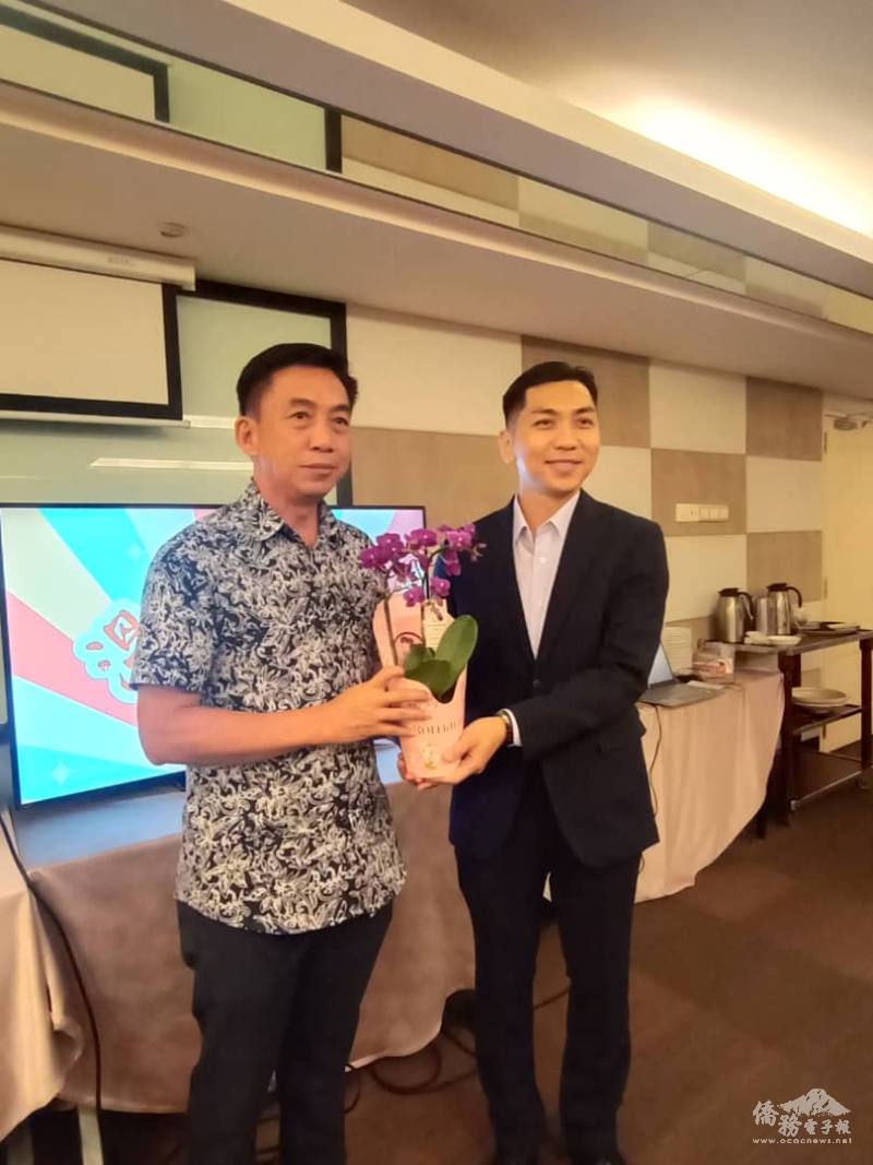 彭慶和贈送臺灣蘭花致廖建勛