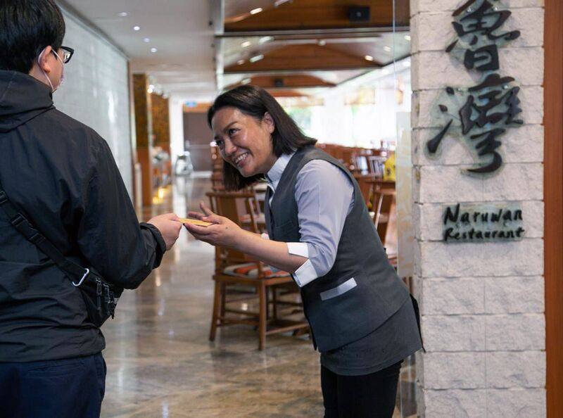 當台灣正式邁入超高齡社會、飯店業人力缺口高達2成時，老爺酒店集團選擇從中高齡世代中找答案，2023年推出「壯幫手募集計畫」，讓那些原以為與職場告別的人們，再次找到自己舞台。（老爺提供）