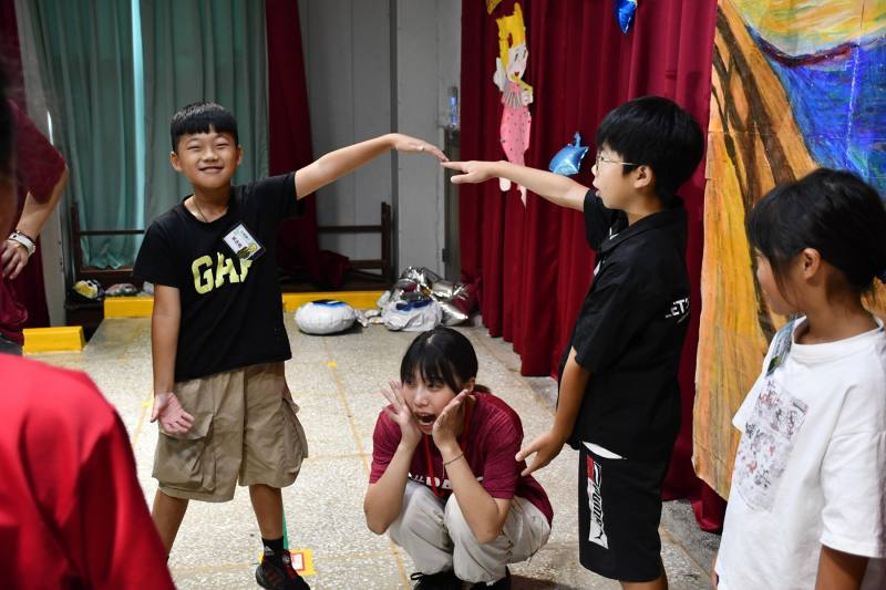 金門古城國小吶喊名畫表演課