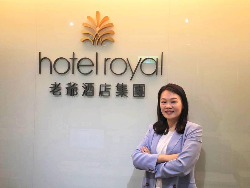 老爺酒店集團人資部協理顏瑞嫻表示，55歲以上其實還有大量勞動力沒被善用，參與率不到5成，但在酒店內部，很多50幾歲的員工表現都很亮眼，因此重新設計職務，專為中高齡世代打造。