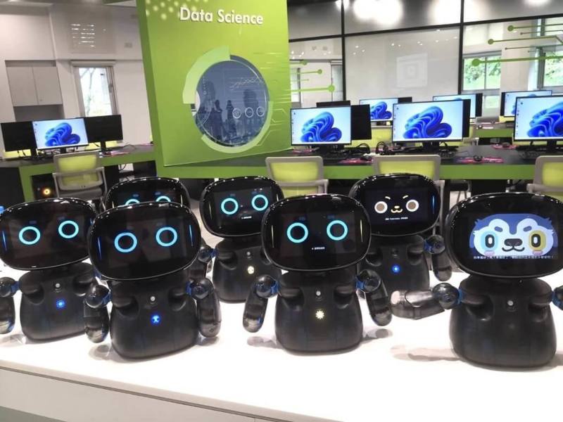 東吳大學與輝達（NVIDIA）合作成立「智慧創新AI學習中心」，並於暑假舉辦高中資訊教學營，以智慧分析、資料視覺化及Kebbi凱比機器人為主題，共規劃3梯次。（東吳大學提供）