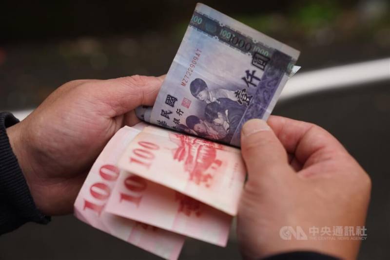 台中市政府表示，網路群組中流傳台中市政府普發4萬元的圖卡是假訊息。（示意圖／中央社檔案照片）