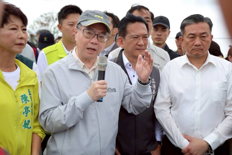 卓院長表示，行政院將設立「雲嘉南災後復原前進指揮所」，統合內政部、經濟部、國防部、環境部等相關部會資源及業務，作為中央與地方直接對話的管道，全力協助救災