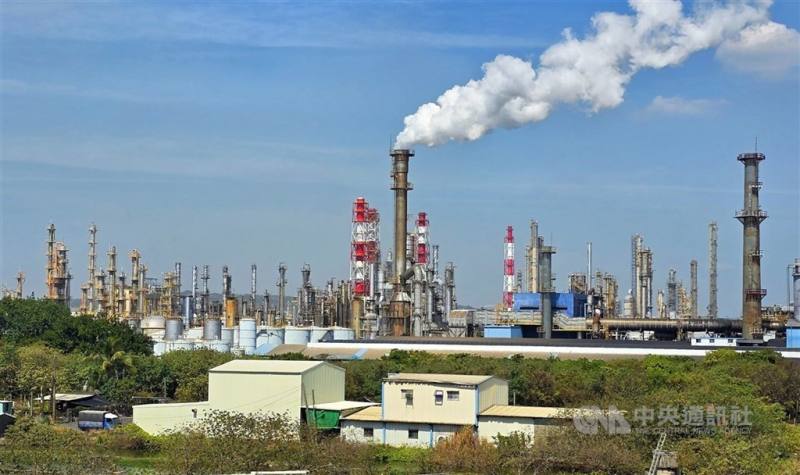 圖為遠眺高雄林園工業區一景。（中央社檔案照片）