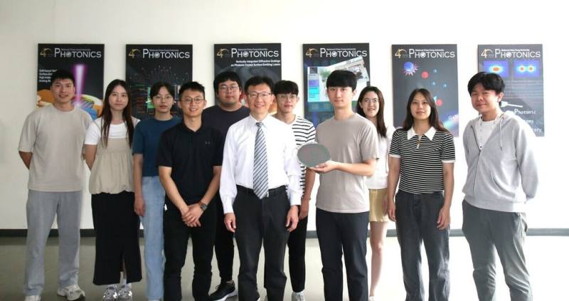 陽明交通大學光電工程系講座教授劉柏村（前中）帶領研究團隊成功研發「光電突觸電晶體」，研究成果刊登於國際頂級學術期刊。（陽明交大提供）