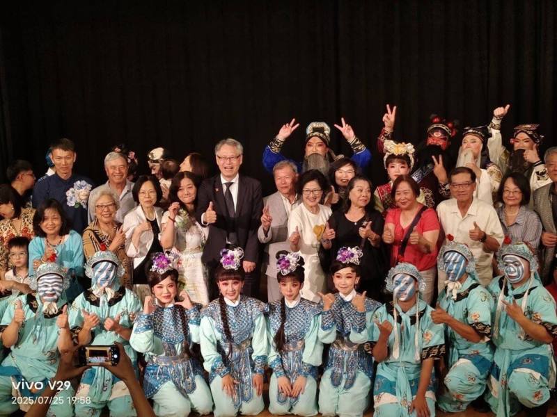 榮興客家採茶劇團日前赴奧地利維也納演出，駐奧地利大使劉玄詠（中排左6）表示，榮興客家採茶劇團的表演保存了客家傳統戲曲精神。（駐奧地利代表處提供）
