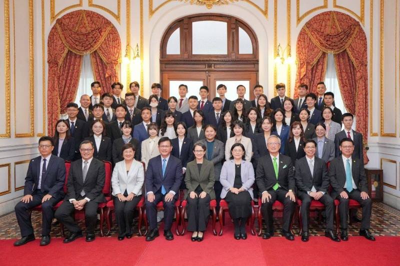 蕭美琴副總統（前排左五）、外交部長林佳龍（前排左四）、外交部政務次長兼外交學院院長吳志中（前排右三）、公務人員保障暨培訓委員會主任委員蔡秀涓（前排右四）、僑務委員會委員長徐佳青（前排左三）、外交部政務次長陳明祺（前排左二）等與結訓人員合影