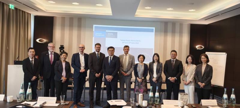 環境部6月24日至26日於德國柏林舉行「環境部綠色成長聯盟德國碳定價研習會」，會後環境部與德國聯邦環境署碳排交易管理局講者等人合影。(環境部提供)