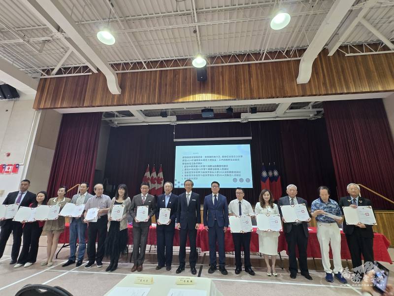 駐多倫多辦事處處長梁毅鵬頒發慶祝113年雙十國慶團體及個人感謝狀
