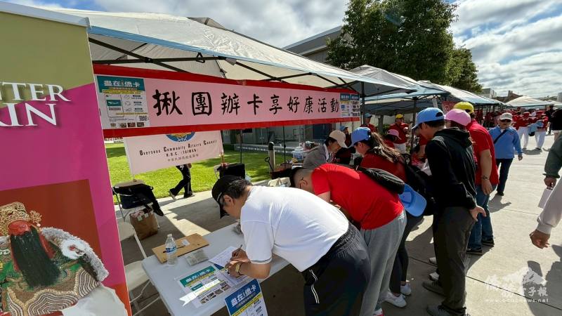 金山灣區文教中心設置「揪團加入i僑卡享好康」推廣攤位