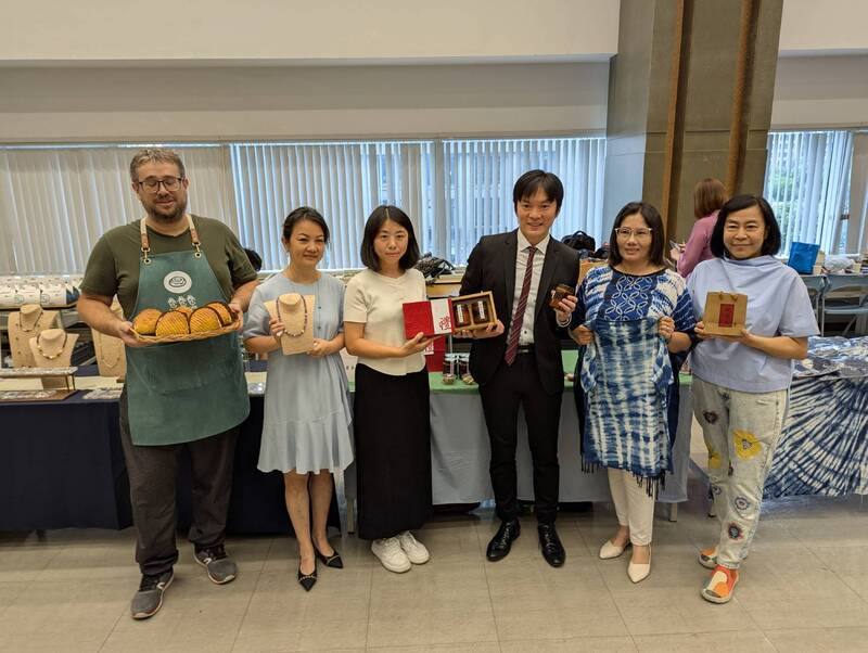 台中市政府主辦的「新住民二代論壇」29日登場，除座談外，現場也規畫多元文化市集，推動多元文化交流同時，也展現跨文化手藝。