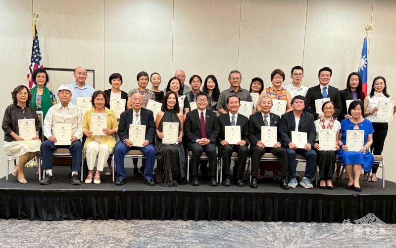 大奧蘭多臺灣商會會長李麗玲（前排左5）感謝邁阿密辦事處處長周啟宇（前排正中）出席以及團隊無私奉獻