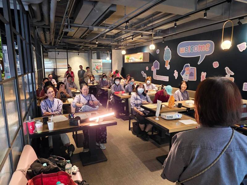 王品集團舉辦中高齡職場體驗活動，來自西堤的陳湘玲分享經驗，台下中年轉職者認真聆聽。