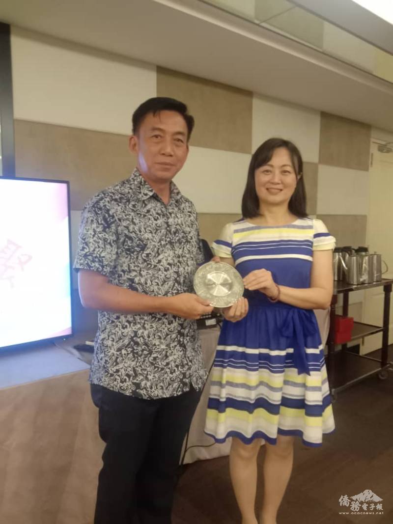 彭慶和贈送紀念品致楊修瑋