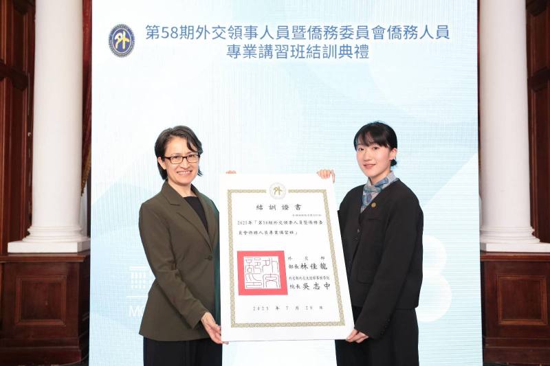 蕭美琴副總統頒發結訓證書予全體結訓人員，由結訓人員代表胡懷宇代表接受