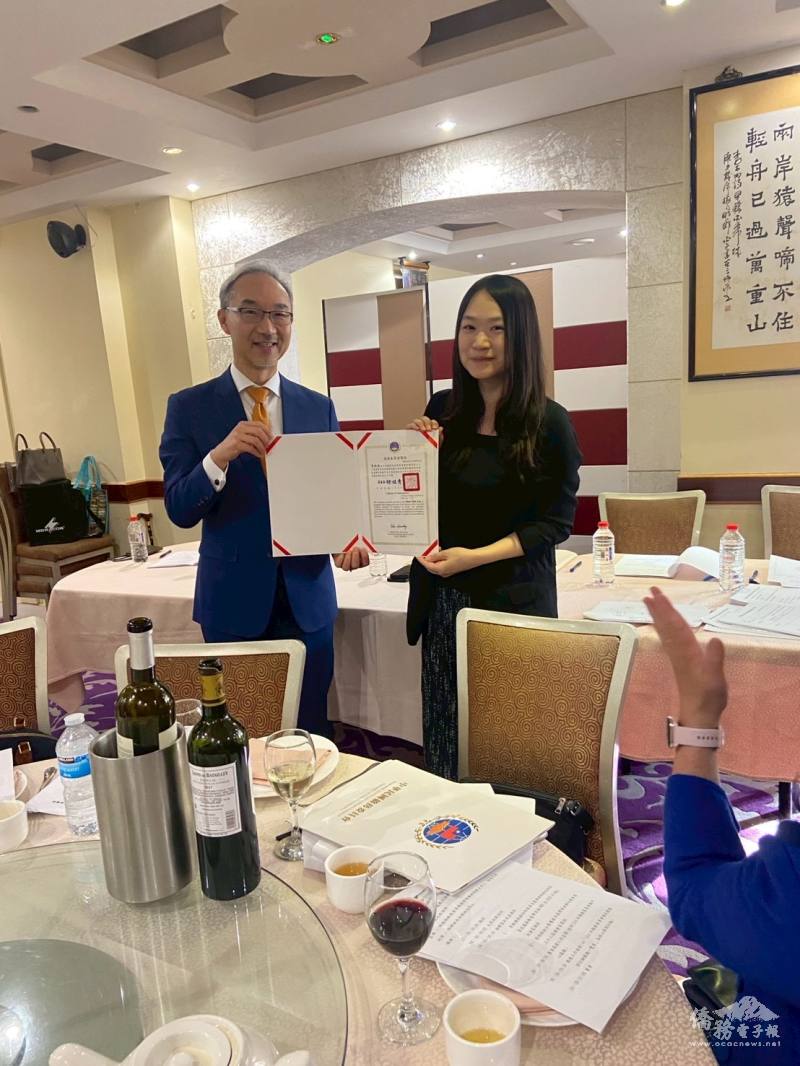 姚金祥頒發僑委會致英國臺灣商會會長李欣恬榮膺歐洲臺灣商會聯合總會第32屆總會長賀狀