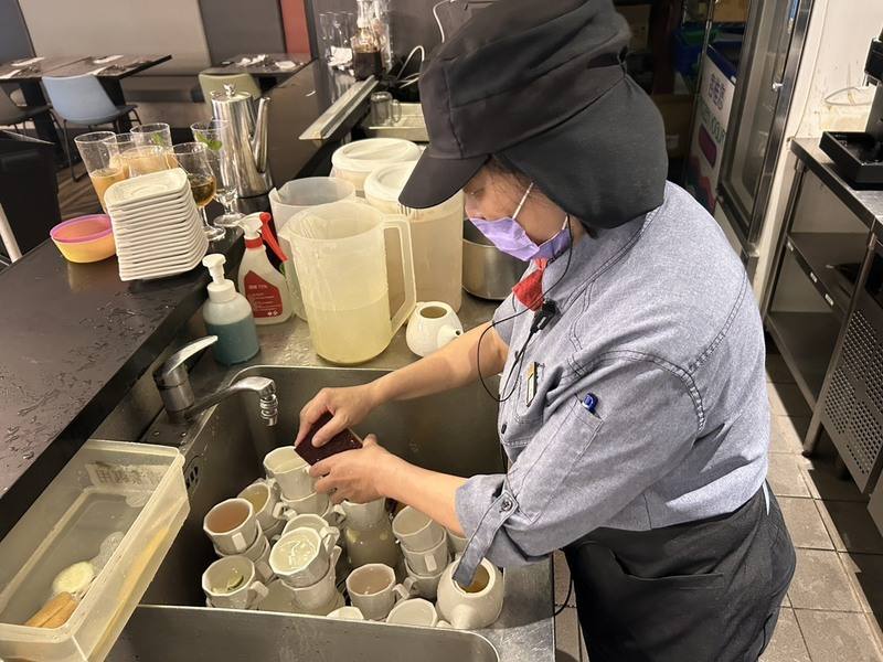 63歲的陳湘玲重返職場進入王品集團，在新菜推出時，店長特地為她印製大字版菜單，幫助她記憶與學習，她感動地說，「我同事都比我女兒還小，但他們願意教我、幫我，真的很棒」。