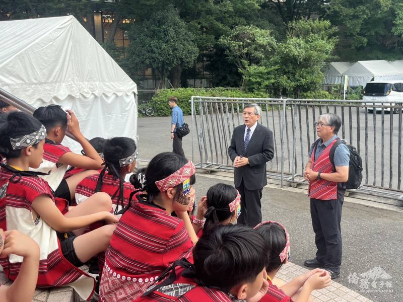 駐日本代表處周學佑副代表勉勵登臺演出的新竹縣尖石鄉嘉興國小合唱團學生