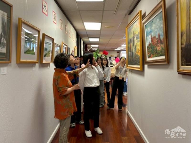 搭僑團參觀台灣會館