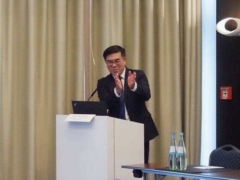 環境部6月24日至26日於德國柏林舉行「環境部綠色成長聯盟德國碳定價研習會」，環境部長彭啓明（圖）談台版總量管制及排放交易（TW ETS）構想。