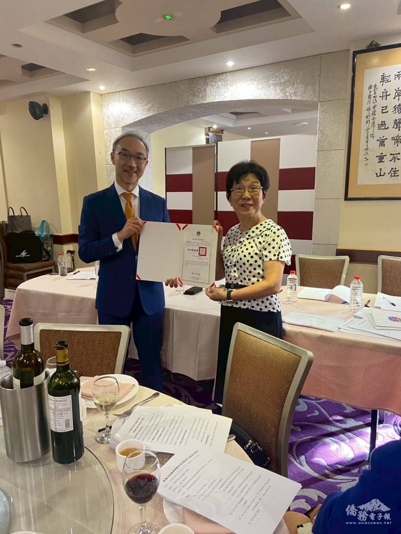 姚金祥頒發僑委會致僑務諮詢委員藍國瑜114年度協助推動臺灣參與世界衛生大會(WHA)感謝狀