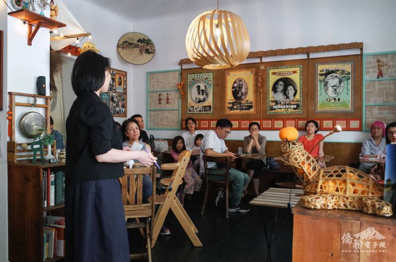 歐洲臺灣精品茶學會會長陳安吉主持臺灣茶品評會，簡單介紹茶的發酵程度