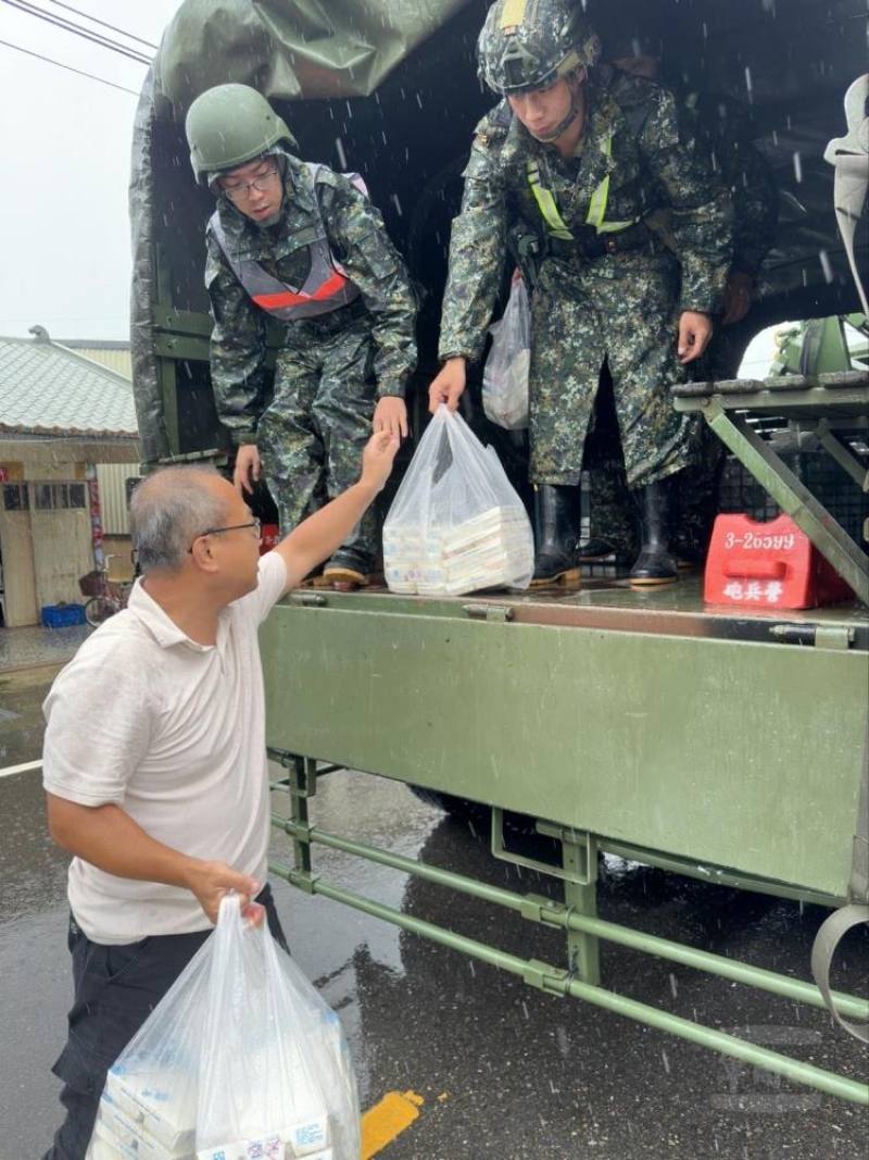 官兵協助後壁區分送便當。（第四作戰區提供）