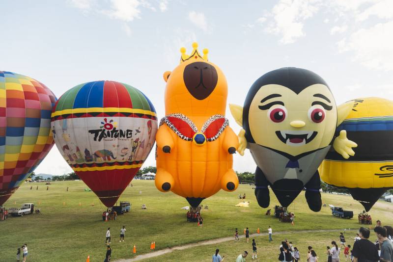 2025台東國際熱氣球嘉年華登場後，經常遇雨取消活動，台東縣政府為彌補缺憾，29日宣布原訂每週二的公休即起取消，讓遊客有更多機會欣賞熱氣球，也期許後續都能有好天氣。（台東縣政府提供）