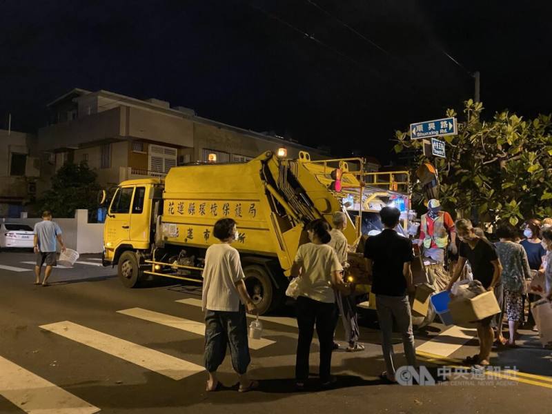 圖為花蓮縣民眾倒垃圾。（中央社檔案照片）