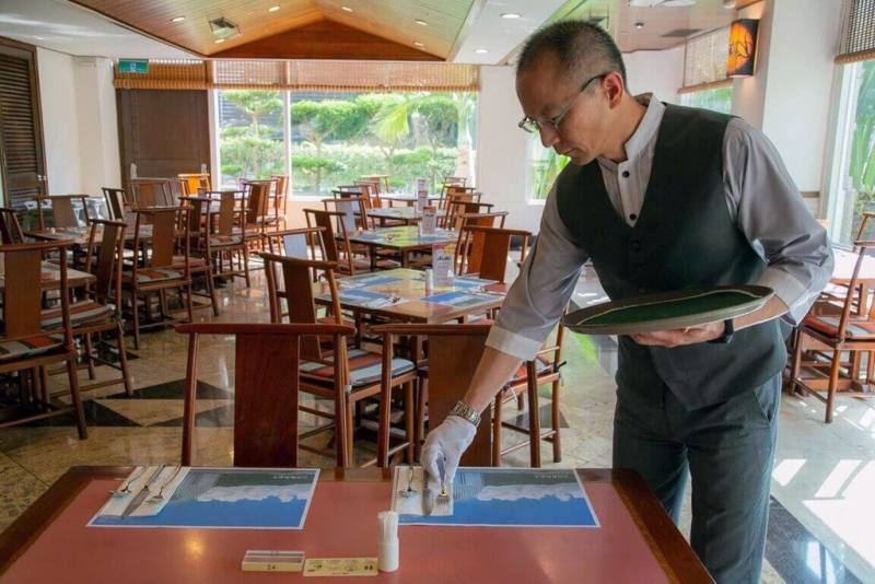 老爺團隊逐項拆解飯店工作流程，把重複性高、簡單易學的項目，像是擺放餐具、收盤子、倒水與桌面清潔，交給壯幫手接手。（老爺提供）