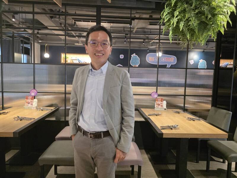 為什麼會引進中高齡員工，王品集團人資發展部副理林祐立表示，就是為了解決結構性缺工，王品的缺口大概有1成，換言之，長期都是「9個人在做10個人的工作」。